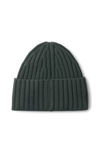 Donkergroene ribgebreide beanie met omgeslagen boord en een gestructureerd patroon, gemaakt van zacht, rekbaar materiaal voor warmte.