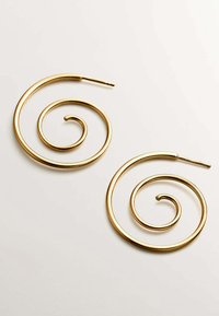 Pendientes en espiral dorados con un acabado metálico suave y formas redondeadas. El diseño presenta un patrón de espiral prominente.