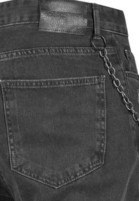 Jeans de mezclilla negra con una etiqueta de cuero, diseño de cinco bolsillos y un acento de cadena unido a un ojal del cinturón. Textura suave con tonos oscuros.
