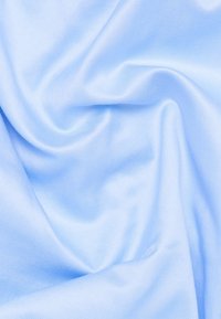 Lichte blauwe stof met een gladde, glanzende textuur en een zachte afwerking, met een subtiel ribbelpatroon over het oppervlak.