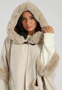 South Beach FAUX FUR PONCHO - Mantella - cream