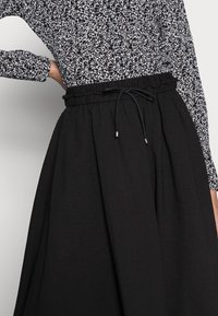 InWear A-linjainen hame - black