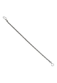 Bracelet en chaîne argentée avec des maillons torsadés, doté d'un fermoir à crochet et d'un anneau de fixation à une extrémité. Fini en métal lisse et poli.