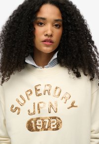 Superdry & Co EMBELLISHED VARSITY LOOSE  - Sweater - cream