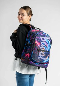 Zaino multicolore con un motivo astratto vorticoso in blu, viola e rosso. Due tasche frontali con zip e spallacci regolabili.