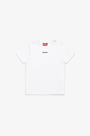 T-shirt bianco a maniche corte in cotone, con scollatura rotonda; scritta "DIESEL" stampata in nero sul petto; etichetta del logo rossa sul collo.