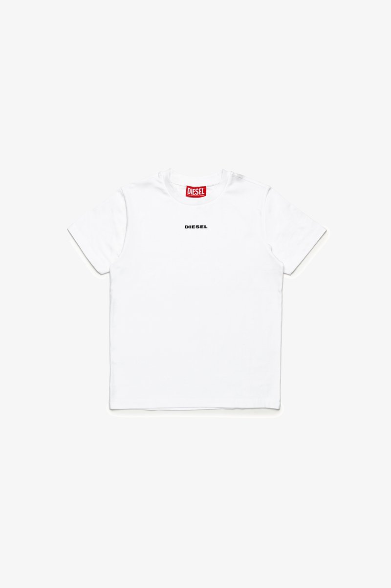 T-shirt bianco a maniche corte in cotone, con scollatura rotonda; scritta "DIESEL" stampata in nero sul petto; etichetta del logo rossa sul collo.
