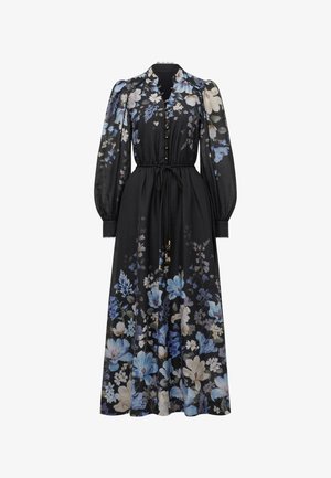Crna dugorukava maksi haljina s plavim i bijelim cvjetnim uzorkom, zakopčana sprijeda, sa skupljenim strukom i vezanjem, te napuhanim ramenima.