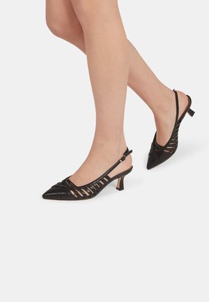 Décolleté slingback nere con punte appuntite, ritagli aperti ai lati e tacco basso a blocco in pelle lucida.