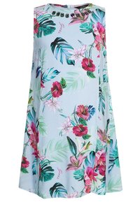 Kwiatowa sukienka na jasnoniebieskim tle, zdobiona różowymi i czerwonymi kwiatami hibiskusa, zielonymi liśćmi oraz dekoracyjnymi akcentami z kamieni przy dekolcie.