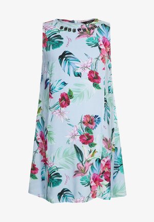 Blomstret kjole med en lys blå baggrund, prydet med lyserøde og røde hibiscusblomster, grønne blade og dekorative juvel-akcenter ved udskæringen.