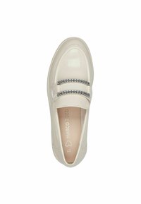 Le scarpe slip-on color crema presentano una finitura lucida in vernice, arricchite da due bande metalliche argentate sulla parte superiore e una suola texture.
