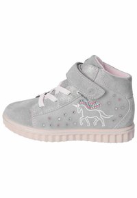 Scarpe high-top in suede grigio con dettagli rosa. Presentano un design di unicorno e gemme decorative. Chiusura con cinturino in Velcro e lacci sul davanti.