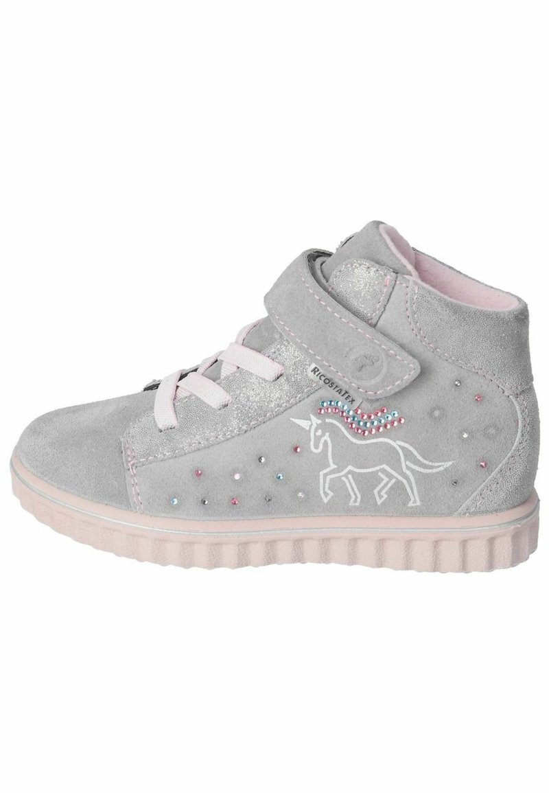 Scarpe high-top in suede grigio con dettagli rosa. Presentano un design di unicorno e gemme decorative. Chiusura con cinturino in Velcro e lacci sul davanti.