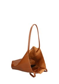 Borsa a tracolla in pelle marrone con una texture morbida, design aperto e manici lunghi. L'interno presenta un compartimento più scuro e rivestimento in suede.