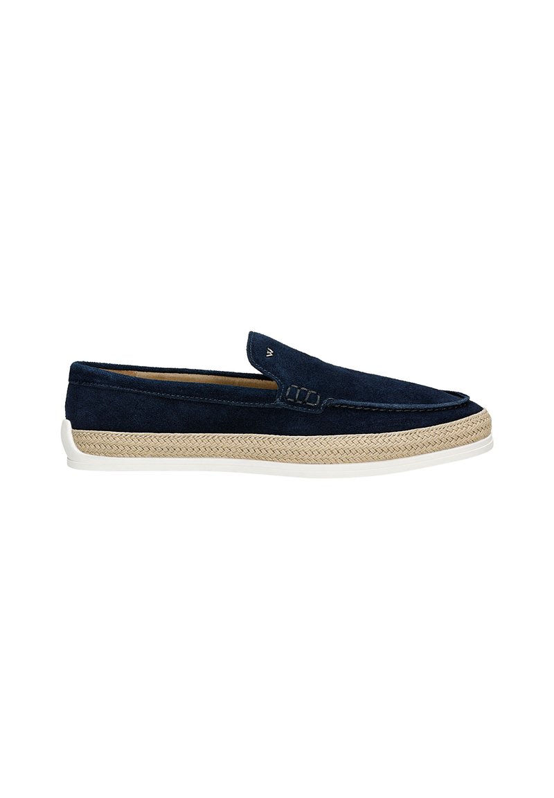 Marineblauwe suède instap schoen met een geweven jute middenzool en een witte rubberen buitenzool, met een ronde teen en subtiele stiksels.