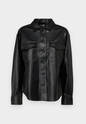 Zwarte leren overhemdjacket met een knoopsluiting aan de voorkant, twee borstzakken en een klassieke kraag. Heeft een gladde textuur en een getailleerde pasvorm.