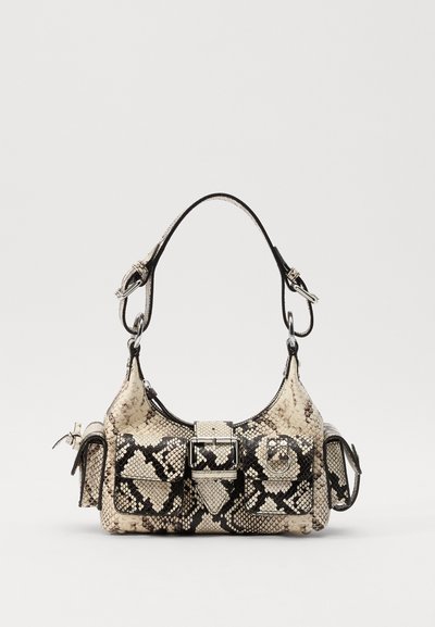 Bolso de mano de Python en beige y negro, con una forma estructurada, detalle de hebilla y dobles asas. Superficie texturizada.