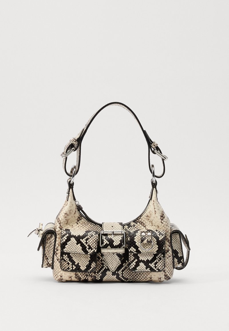 Python-ženska torba v bež in črni barvi, ki se ponaša z strukturirano obliko, podrobnostjo s sponko in dvema naramnicama. Teksturna površina.
