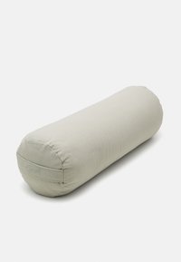 Gaiši pelēks cilindrisks spilvens ar mīkstu auduma pārklājumu, noapaļotām malām un smalku zīmola identifikāciju. Ideāls atbalstam jogas nodarbību vai relaksācijas laikā.