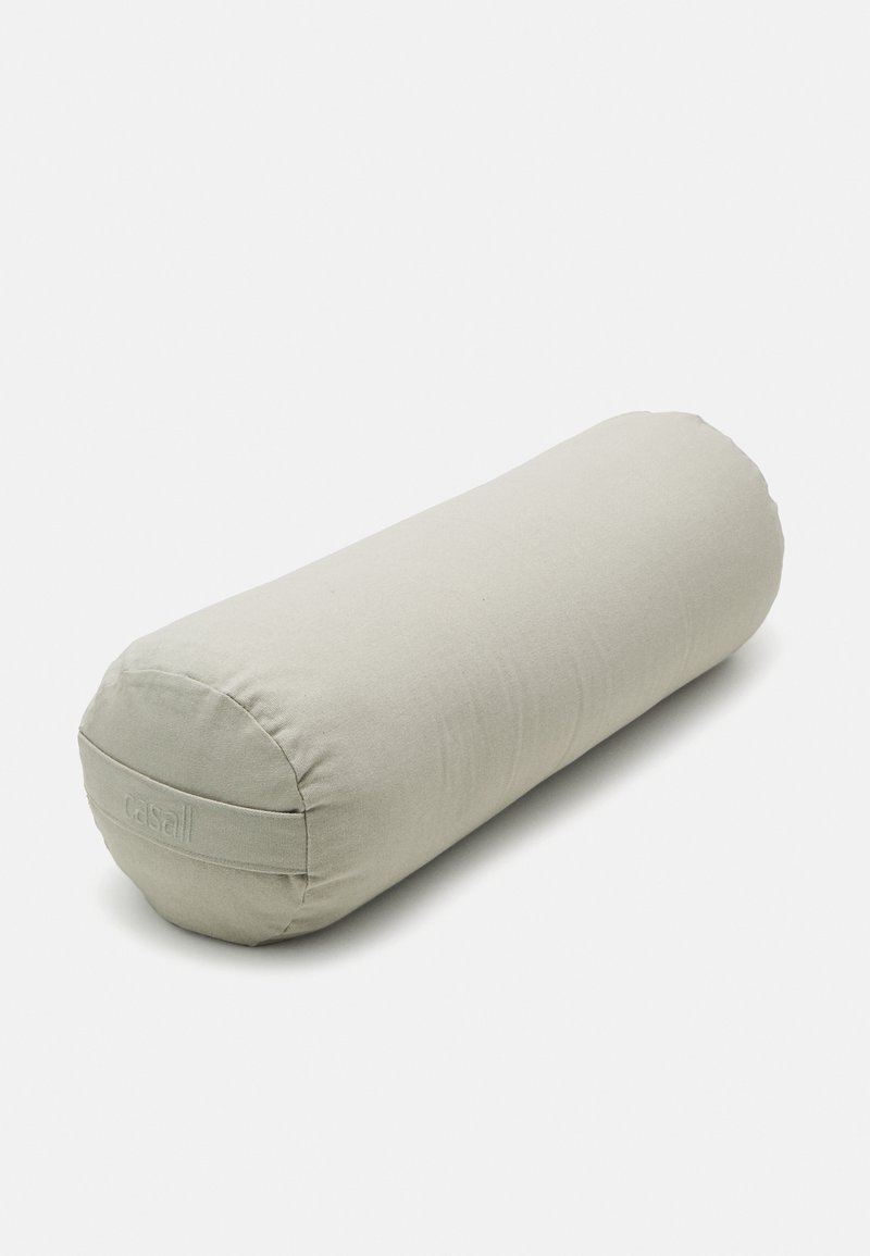 Gaiši pelēks cilindrisks spilvens ar mīkstu auduma pārklājumu, noapaļotām malām un smalku zīmola identifikāciju. Ideāls atbalstam jogas nodarbību vai relaksācijas laikā.