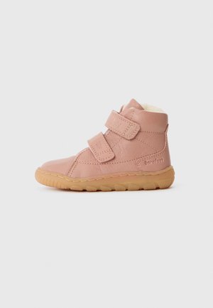 Stivaletti alla caviglia in pelle rosa con due cinturini in Velcro, morbida fodera interna e suola in gomma flessibile con un motivo di grip testurizzato.