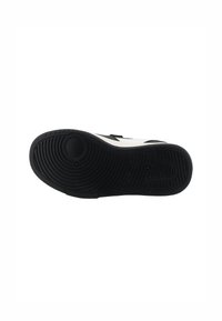 Semelle de sneaker en caoutchouc noir avec des motifs texturés, comportant un design de bande de roulement circulaire et un talon renforcé pour plus de durabilité.