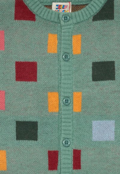 Grüner gestrickter Cardigan mit mehrfarbigen quadratischen Mustern in Orange, Rot, Pink, Blau und Schwarz. Verfügt über einen gerippten Kragen und einen Knopfverschluss.