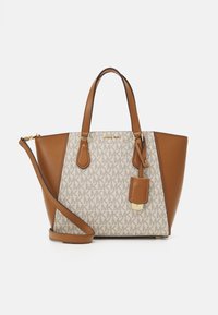 Borsa in pelle marrone e tessuto a fantasia con doppi manici, tracolla removibile, dettagli in oro e un'etichetta con gancio.