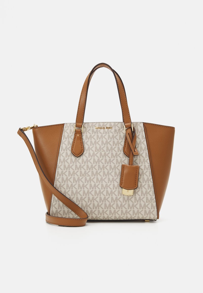 Borsa in pelle marrone e tessuto a fantasia con doppi manici, tracolla removibile, dettagli in oro e un'etichetta con gancio.