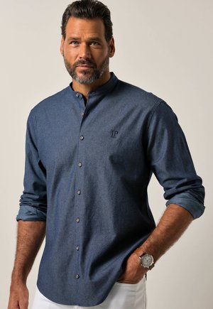 Camisa azul marina abotonada con un patrón texturizado, diseño sin cuello y logo bordado. Mangas largas remangadas en los puños.