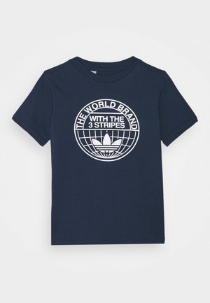 Marineblauw T-shirt met korte mouwen, wit rond Adidas-logo en tekst "THE WORLD BRAND WITH THE 3 STRIPES" op de voorkant.