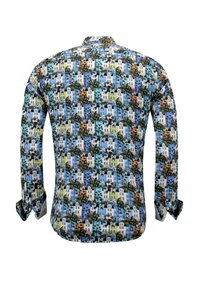 Overhemd met lange mouwen met een kleurrijk herhalend patroon van gebouwen en palmboom, gezien vanaf de achterkant, met knoopmanchetten.