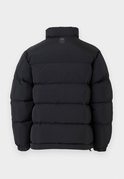 Schwarze Pufferjacke mit hohem Kragen, ausgestattet mit einem gesteppten Design und einem Logo auf der Rückseite. Das Material erscheint glatt und isoliert.