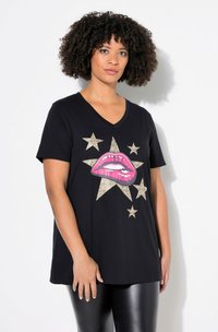 Czarny t-shirt z dekoltem w serek, z różową grafiką ust z błyszczącymi akcentami, otoczony gwiazdami w złoto-leopardzim wzorze. Miękka bawełniana tkanina.