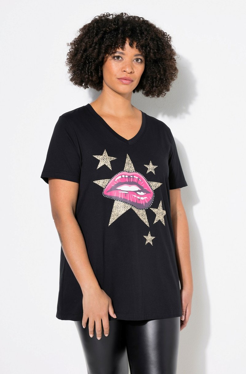 Czarny t-shirt z dekoltem w serek, z różową grafiką ust z błyszczącymi akcentami, otoczony gwiazdami w złoto-leopardzim wzorze. Miękka bawełniana tkanina.
