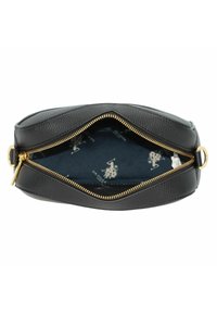 Borsa in pelle nera con superficie texturizzata, zip dorata e interno blu navy caratterizzato da un motivo logo ripetuto. La zip si apre nella parte superiore.