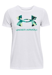 Camiseta de algodón blanca con un gran logo de Under Armour en colores, que presenta formas geométricas en tonos de verde azulado y negro. Diseño de mangas cortas.