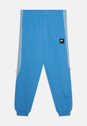Blauwe Nike Air sweatpants met elastische tailleband, omgeslagen enkels, lichtblauwe zijpanelen en een zwarte Nike Air logopatch op het linkerpijpje.