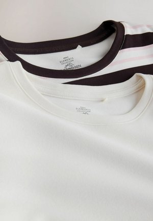 Dve tričká: jedno biele, druhé pruhované tmavo hnedou a svetloružovou farbou. Obe majú okrúhly výstrih a mäkkú, hladkú textúru látky.