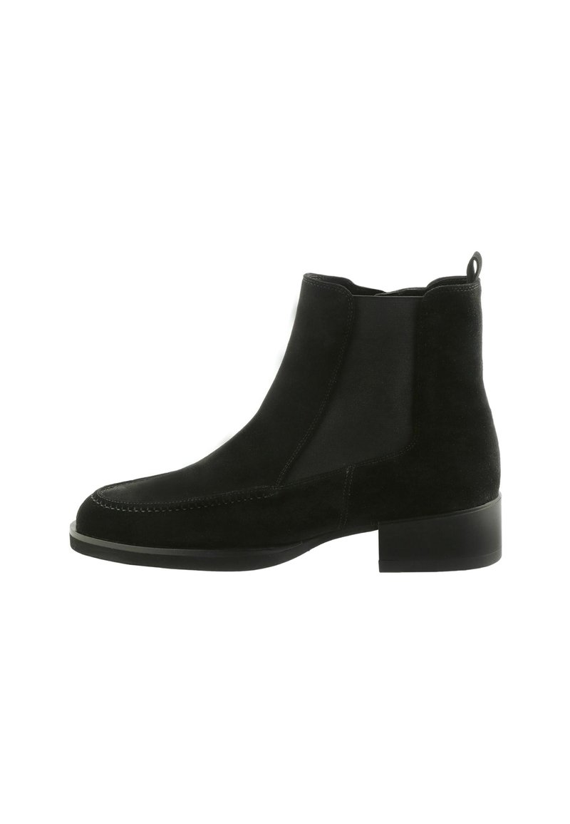 Bota de tobillo de ante negro con paneles laterales elásticos, puntera redondeada, costuras prominentes y un tacón bajo en bloque. Cuenta con una pestaña en la parte posterior.