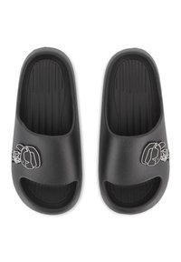 Μαύρα σανδάλια τύπου slide κατασκευασμένα από υφή πλαστικού, με ανοιχτό σχέδιο δακτύλων, αυλακωτή σόλα και λευκή περίγραμμα στο επάνω μέρος.