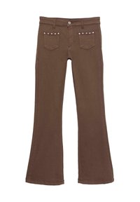 Jeans maro cu evazare, având o textură netedă. Prezintă pene de argint pe buzunarele din spate, un închidere cu buton în față și bucle standard pentru curea.