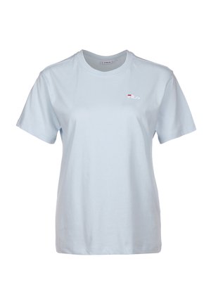 Jasnoniebieska koszulka z krótkim rękawem i okrągłym dekoltem, z małym logo FILA na górnej lewej części klatki piersiowej.