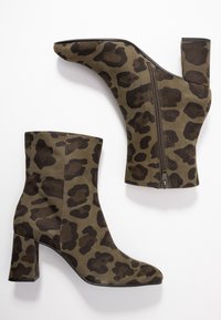 Kotníkové boty v olivově zelené semišové úpravě s leopardím vzorem, s blokovým podpatkem a bočním zipem.