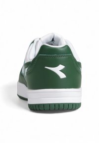 Sneaker verde e bianco con finitura in pelle liscia, forma arrotondata e accento di logo bianco sul tallone. Presenta una suola in gomma testurizzata.