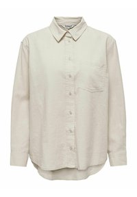 Camisa de botonadura ligera en color beige, fabricada en un material suave, que cuenta con cuello, mangas largas y un único bolsillo en el pecho con un dobladillo curvado.