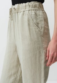 Jimmy Key HIGH WAIST WITH WAIST TIES - Pantaloni - beige