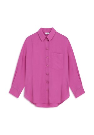 Růžová košilová halenka s límečkem, dlouhými rukávy a jednou přední kapsou. Hladká textura se zaobleným spodním lemem a volným střihem.