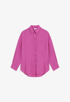 Růžová košilová halenka s límečkem, dlouhými rukávy a jednou přední kapsou. Hladká textura se zaobleným spodním lemem a volným střihem.
